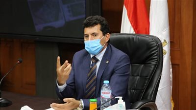 وزير الرياضة يناقش المشروعات المقترح تنفيذها باستاد القاهرة