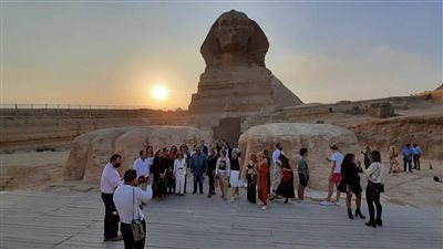 زاهي حواس يلتقي أول فوج أمريكي منذ أزمة كورونا