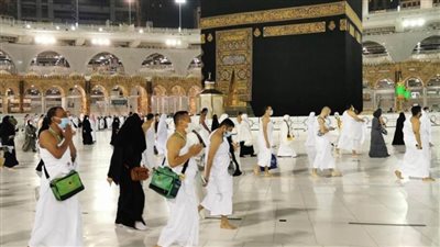 أول فوج من المعتمرين القادمين من خارج السعودية يؤدون مناسك العمرة