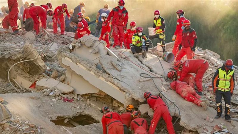 رجال الإنقاذ يحاولون