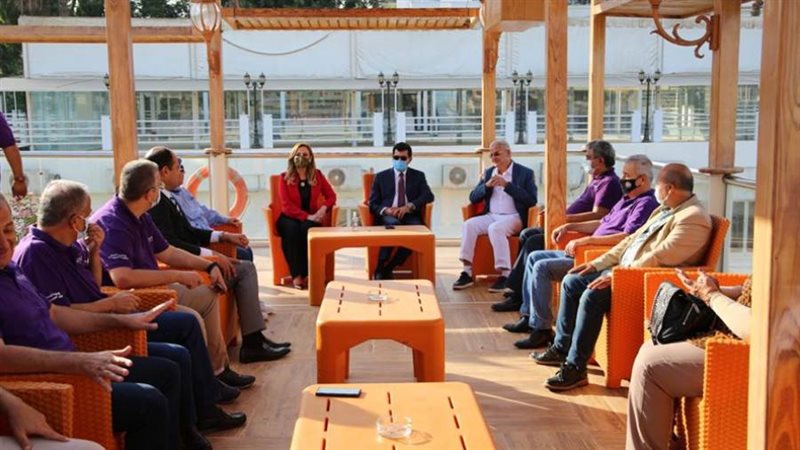 وزير الشباب ونظيرته