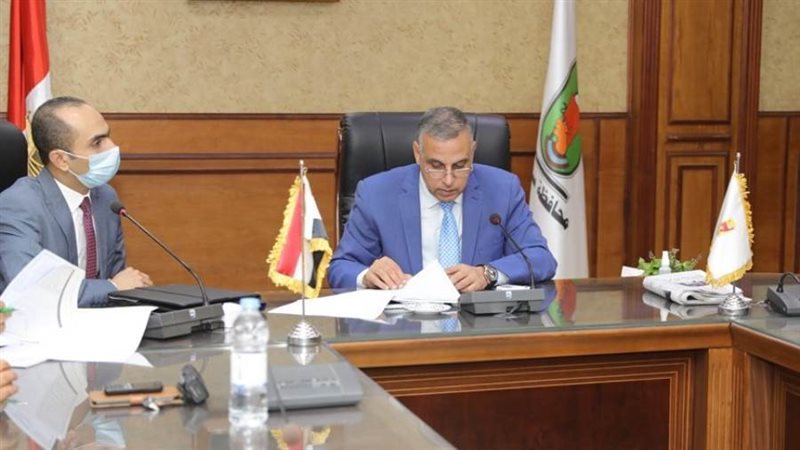 محافظ سوهاج فى اجتماع