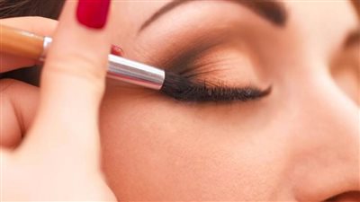 في خطوات بسيطة.. تعلمي وضع ماكياج خفيف في الجامعة