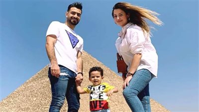 لاعب الزمالك الجديد يصطحب أسرته لزيارة الأهرامات