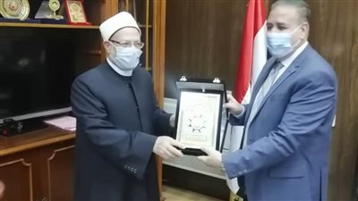 محافظ المنوفية يهدي درع المحافظة لمفتي الجمهورية