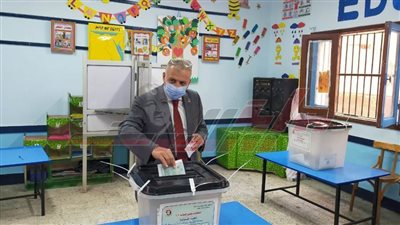 نقيب المهندسين بالقليوبية يدلي بصوته بانتخابات النواب