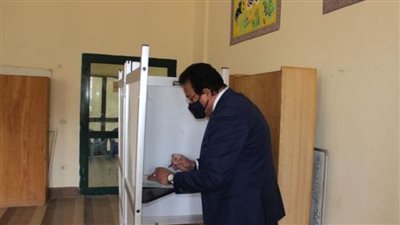 وزير التعليم العالي يدلي بصوته في انتخابات مجلس النواب بالقاهرة الجديدة