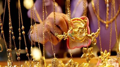 الذهب يرتفع في مصر.. والغموض يلف الأسواق العالمية 