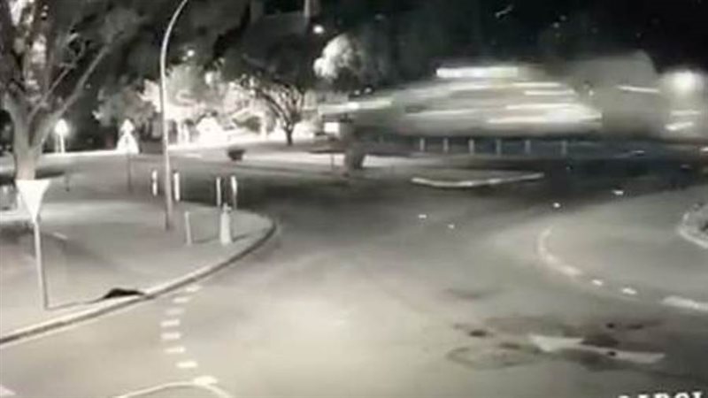 السيارة تطير في الهواء