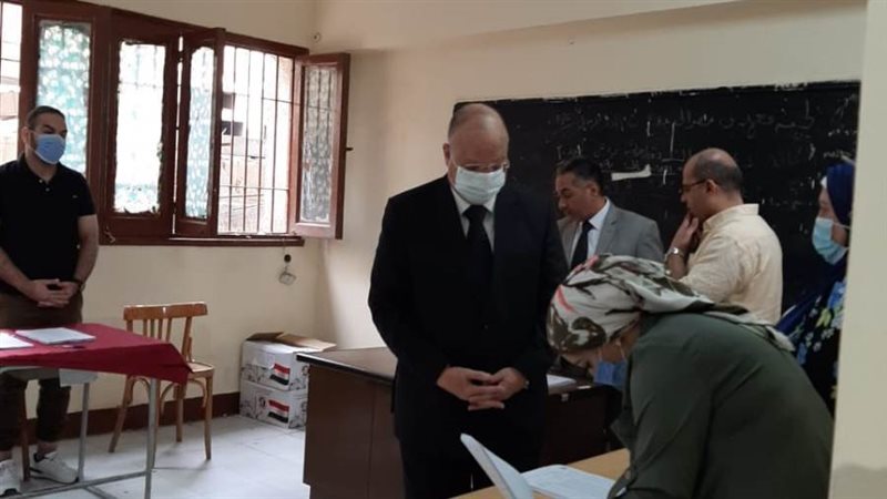 محافظ القاهرة أثناء