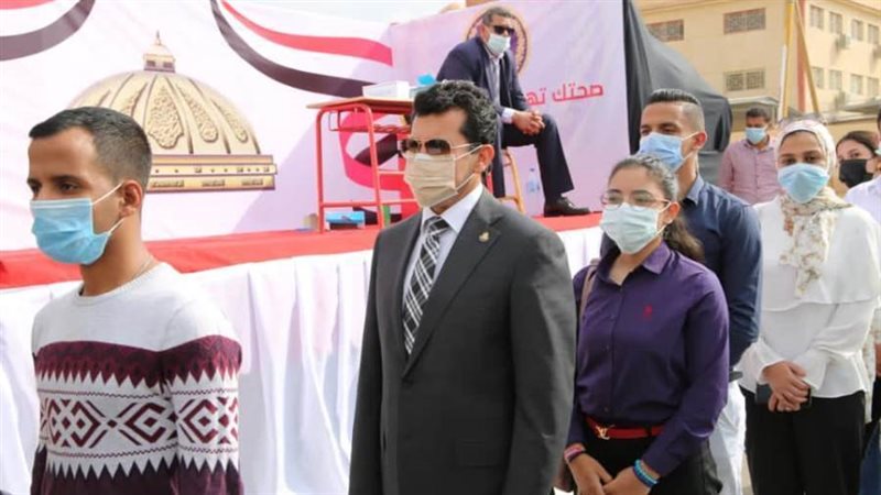 وزير االرياضة يقف