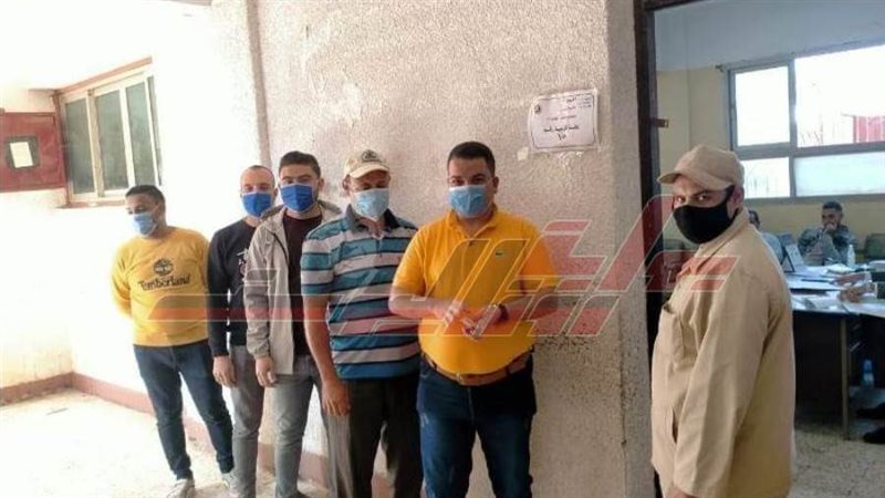 الشباب بالكمامة أمام