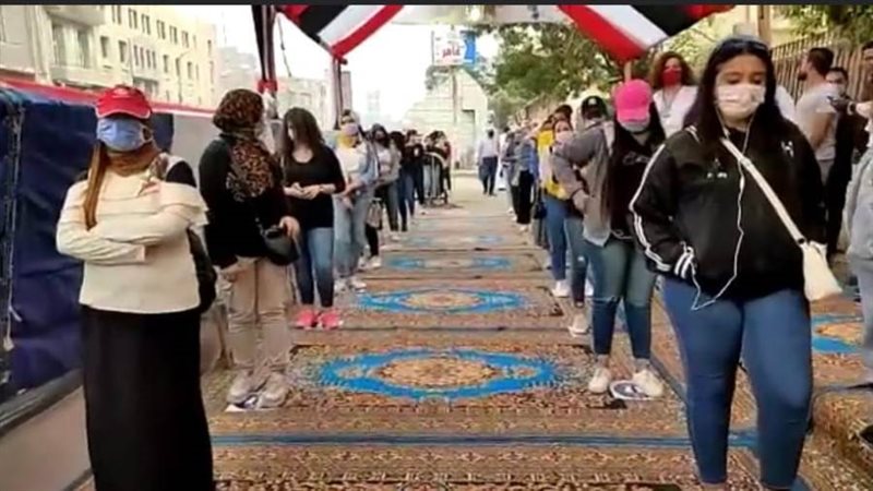 فتيات مصر في طابور