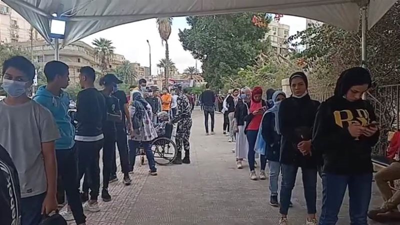 الشباب يشاركون في