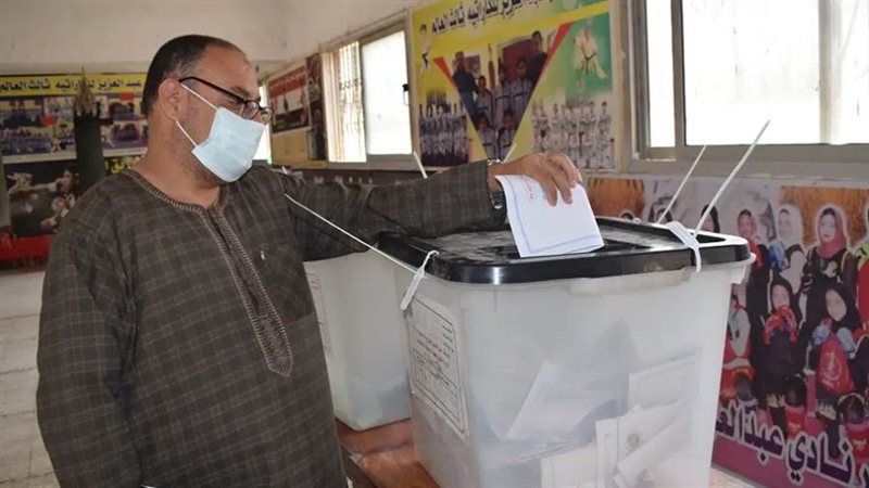 توزيع الكمامات أمام