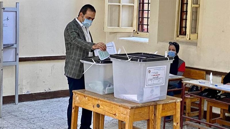 محمود حسين يدلي بصوته