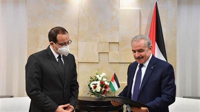 رئيس الوزراء الفلسطيني يقلد السفير المصري 