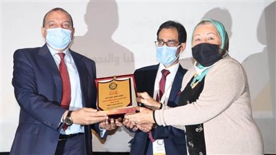 رئيس جامعة بني سويف يكرم عددًا من الإعلاميين  