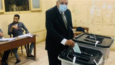 محافظ الدقهلية السابق يدلي بصوته في الانتخابات البرلمانية