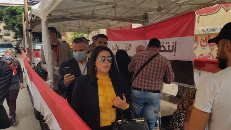 من أمام إحدى اللجان