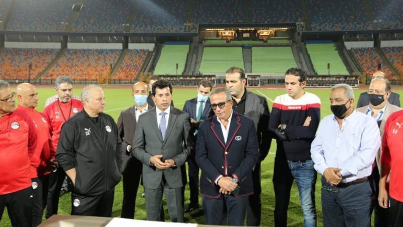 الوزير فى معكسر المنتخب