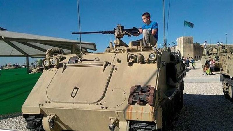 القاتل فوق مجنزرة