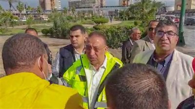  الشريف يتابع أعمال رفع تجمعات مياه الأمطار الغزيرة بالعجمي 