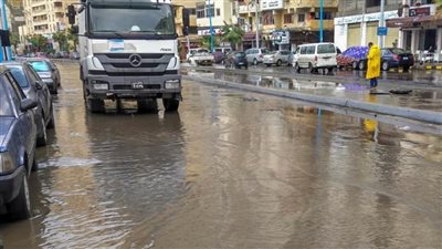 الإسكندرية: خدمات لإنقاذ المواطنين من تراكمات المياه أمام المنازل
