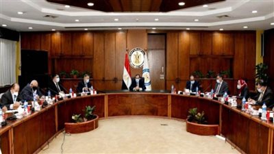 وزير البترول يبحث مع اتحاد جمعيات المستثمرين سبل تنمية الاستثمارات الوطنية