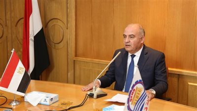 محافظ قنا يناقش مواصفات السيارات لخطوط السير الجديدة