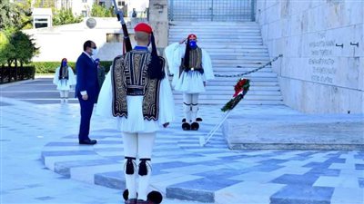 الرئيس السيسي يضع إكليلًا من الزهور على قبر الجندي المجهول في أثينا