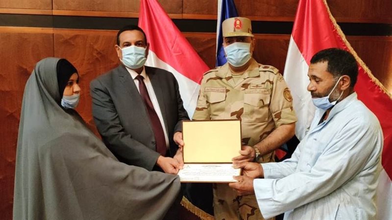 محافظ البحيرة يكرم