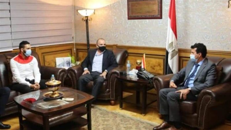 وزير الرياضة يناقش