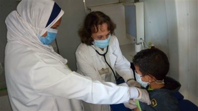 الكشف على ١٥٥٦ مريضا في قافلة طبية مجانية بالبحيرة