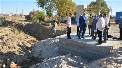 الزملوط يتابع مشروعات الطرق وردم المصارف بالوادي الجديد 