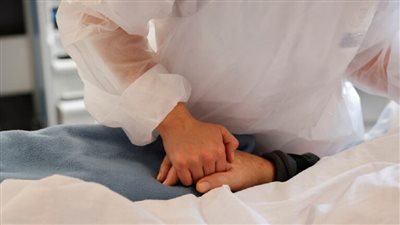 إصابات كورونا الجديدة تتراجع بشكل كبير في فرنسا