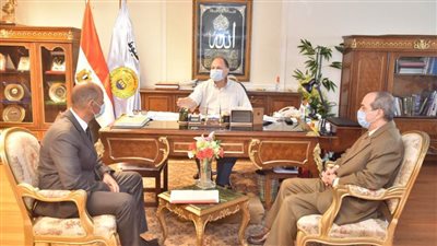 محافظ أسيوط يعلن وضع خطة لتعزيز آلية تحصيل الإيرادات وتنمية الموارد الذاتية