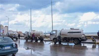 محافظ الإسكندرية يتابع جهود تصريف مياه الأمطار بالدخيلة