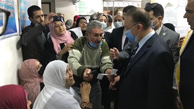 جولة مفاجئة لمحافظ الإسكندرية داخل مكتب تأمينات الدخيلة