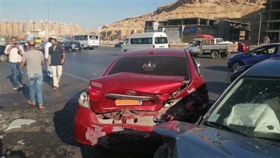 إصابة 10 أشخاص بحادث تصادم بطريق الصعيد في المنيا