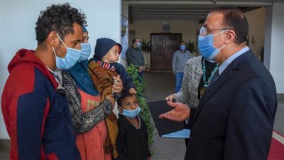  محافظ الإسكندرية يكلف بتوفير سكن عاجل لأسرة بلا مأوى ويقدم لهم بعض المعونات اللازمة 