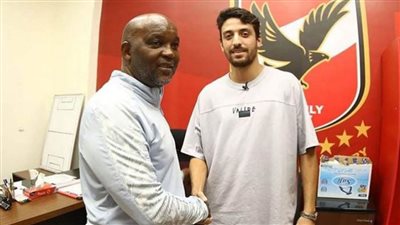 موسيماني يجتمع مع طاهر محمد طاهر لاعب الأهلي الجديد ويطمئن على حالته