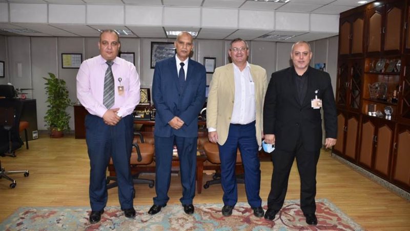 اللجنة مع مسؤلى مصر