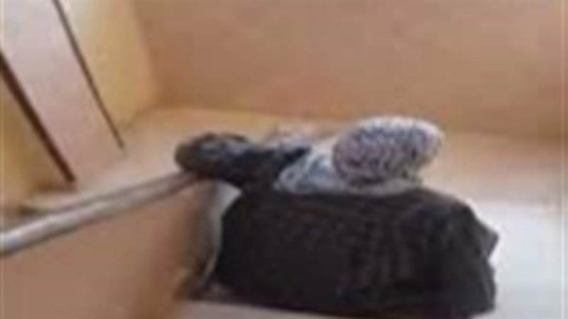 الأم أثناء طرد إبنها