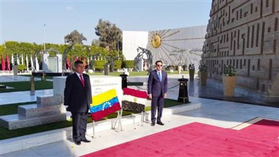 سفير فنزويلا في مصر يضع إكليلا من الزهور على ضريح الرئيس السادات والجندي المجهول