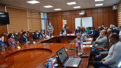 سكرتير عام المنيا يبحث تقييم الأثر البيئي لبرنامج تنمية الصعيد