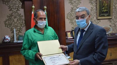 محافظ المنيا يكرم 