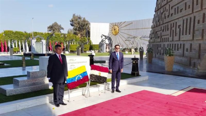 يضع إكليلا من الزهور