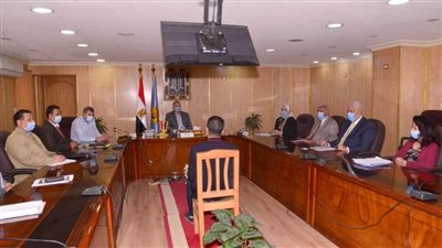 محافظ أسيوط يواصل لقاءاته الدورية مع المواطنين ويأمر بصرف إعانات عاجلة