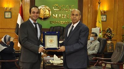 جامعة المنيا تكرم باحثها الحاصل على جائزة 